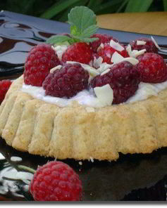 Тарталетки с творожным кремом и малиной