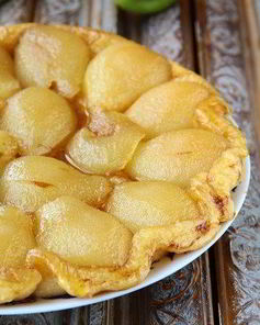 Грушевый тарт татен со слоеным тестом