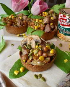 Мини-тарты с салатом из индейки и овощей