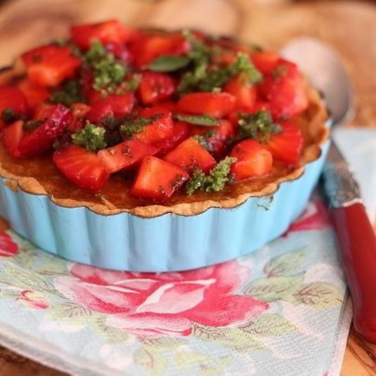 Рецепт персикового тарта с клубничной сальсой