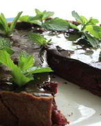 Шоколадный тарт с вишней