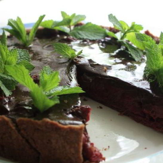 Рецепт шоколадного тарта с вишней