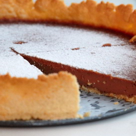 Рецепт шоколадного тарта со сливкми