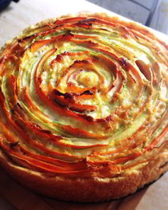 Слоеный тарт с морковью и цукини под сливочным соусом