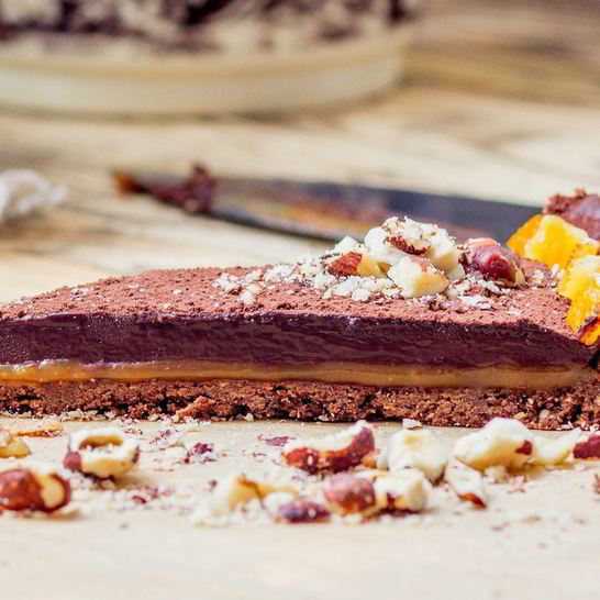 Рецепт тарта с шоколадным ганашем и соленой карамелью