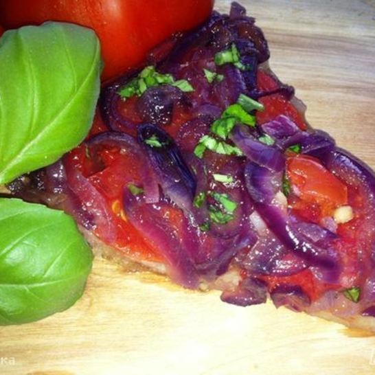 Рецепт тарта с томатами и карамельным луком