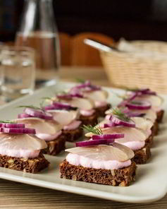 Тартинки с сельдью и сметанным соусом с хреном