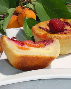 Творожные заливные корзиночки с абрикосами и малиной