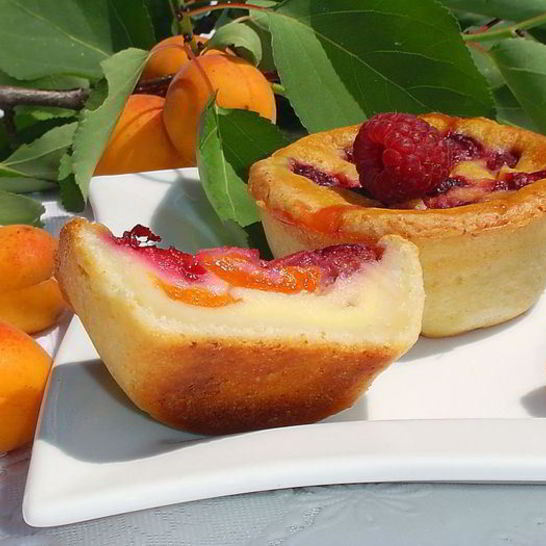 Рецепт творожных заливных корзиночек с абрикосами и малиной