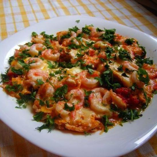 Рецепт сырной яичницы с креветками и помидорками