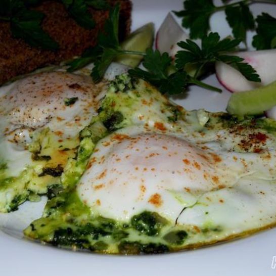 Рецепт весенней яичницы со шпинатом