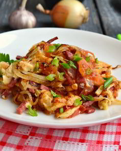 Яичница-болтунья с колбасой и помидорами