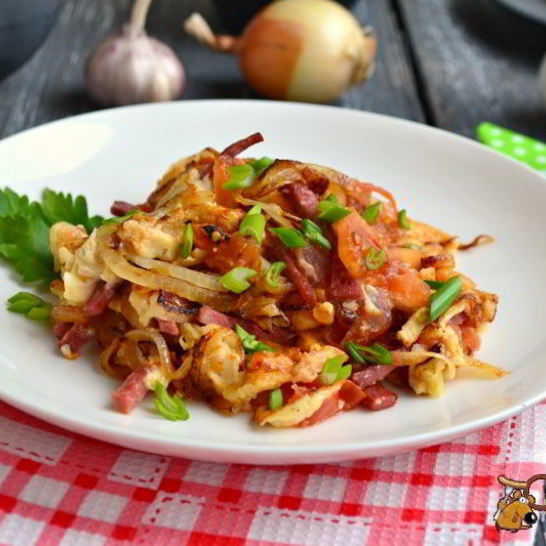 Рецепт яичницы-болтуньи с колбасой и помидорами