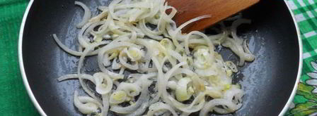 яичница-болтунья с колбасой и помидорами. Шаг 2