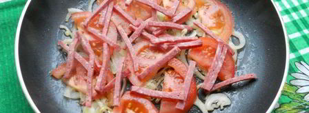 яичница-болтунья с колбасой и помидорами. Шаг 3