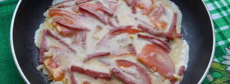 яичница-болтунья с колбасой и помидорами. Шаг 4