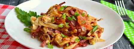 яичница-болтунья с колбасой и помидорами. Шаг 5