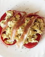 Яичница-болтунья с прошутто и песто