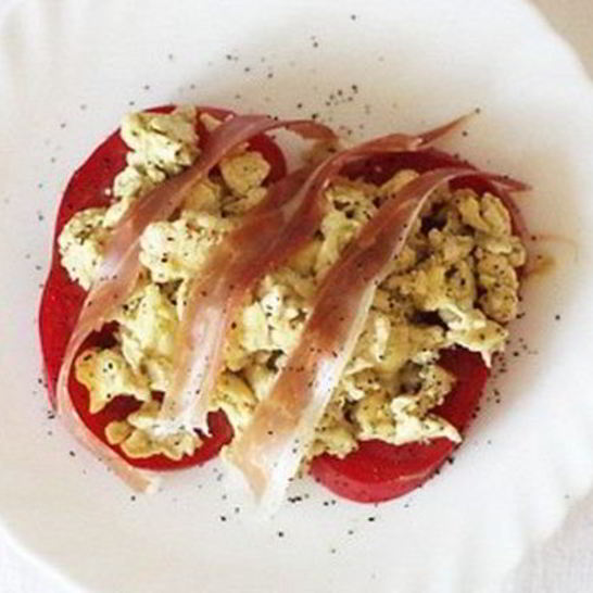 Рецепт яичницы-болтуньи с прошутто и песто