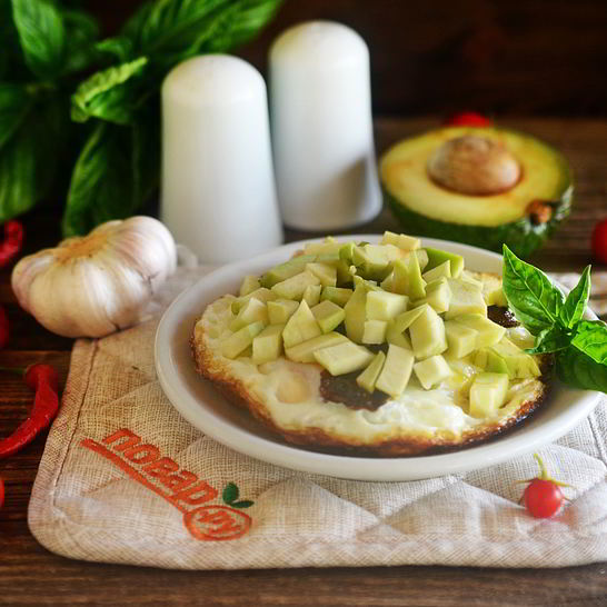 Рецепт яичницы с беконом и авокадо