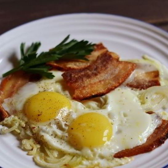Рецепт яичницы с беконома