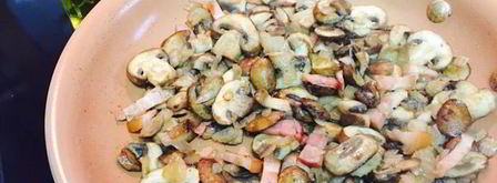 яичница с грибами, грудинкой и овощами. Шаг 6