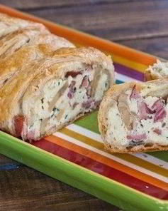 Яичница с грибами и колбасой в слоеном тесте