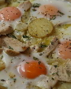 Яичница с индейкой, картофелем и травами