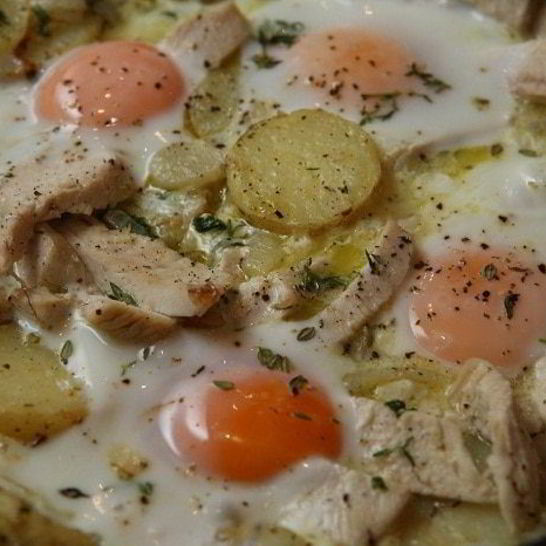 Рецепт яичницы с индейкой, картофелем и травами