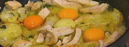 яичница с индейкой, картофелем и травами. Шаг 8