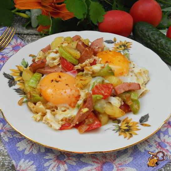 Рецепт яичницы с овощами и колбасой