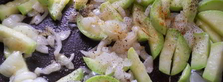 яичница с овощами и колбасой. Шаг 2