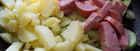 яичница с овощами и колбасой. Шаг 3