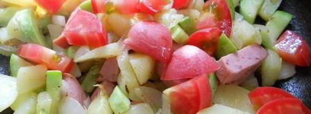 яичница с овощами и колбасой. Шаг 4