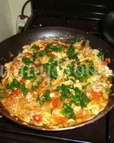 Яичница с помидорами