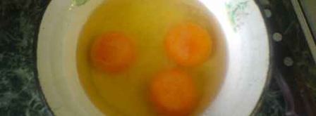 яичница с сыром, луком и чесноком. Шаг 11