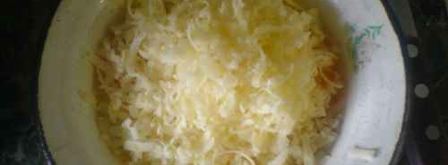 яичница с сыром, луком и чесноком. Шаг 13