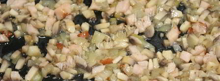 яичница с ветчиной и грибами запеченная в помидорах. Шаг 6