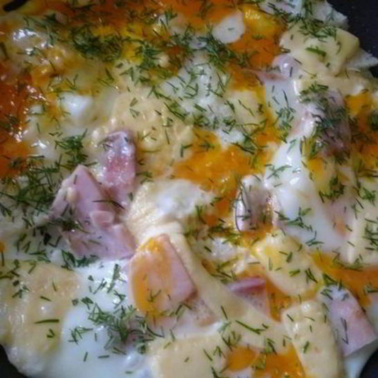 Рецепт яичницы с ветчиной и сыром