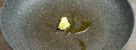 яичница сердце. Шаг 3