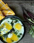 Яичница со свекольной ботвой