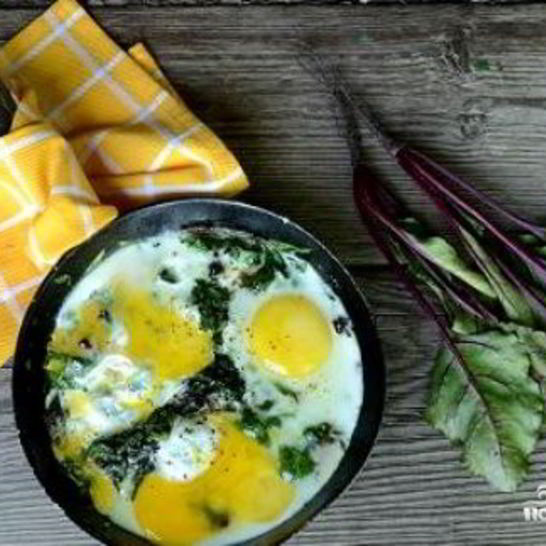 Рецепт яичницы со свекольной ботвой
