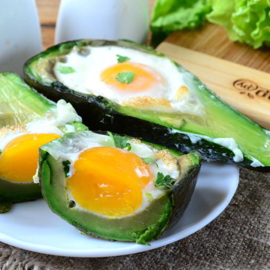 Рецепт яичницы в авокадо