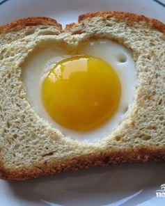 Яичница в хлебе Сердечко