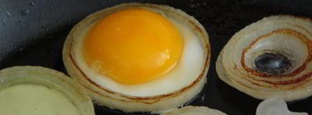 яичница в луковых кольцах. Шаг 4