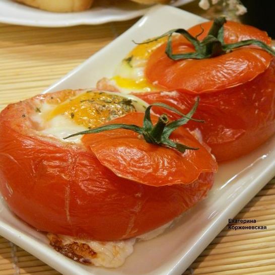 Рецепт яичницы в помидорах с колбасой и сыром