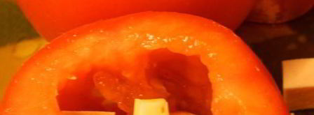 яичница в помидорах с колбасой и сыром. Шаг 3