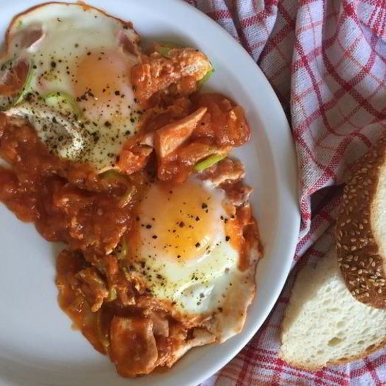 Рецепт яичницы в томатах