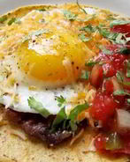 Яйца по-мексикански с томатным соусом