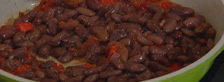 яйца по-мексикански, запеченные с фасолью. Шаг 12